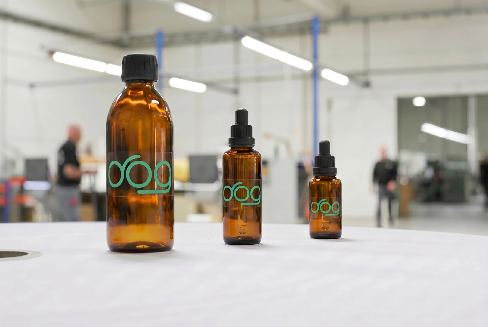 D.O.G. Label Bernsteinflaschen vor der Produktionsumgebung in Wien